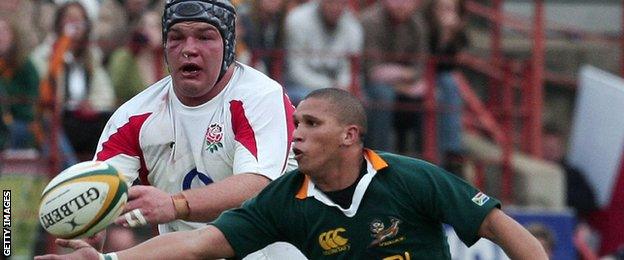 South Africa's Ricky Januarie tries to catch the ball from England's Matt Stevens (left) during their second Test march in Pretoria, in June 2007