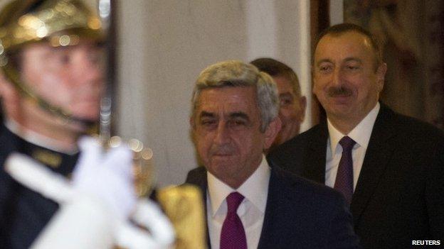 Armenia"s President Serzh Sargsyan (c) and Azerbaijan"s President Ilham Aliyev (r)