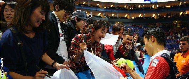 Nishikori signs autographs for his fans