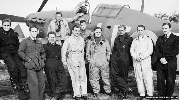 Bader & other pilots, Duxford, 1940