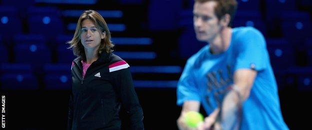 Amelie Mauresmo watches Andy Murray in practice