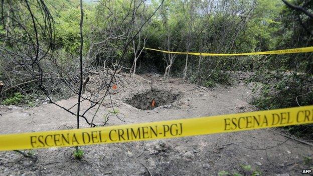 Mass grave in Pueblo Viejo, Mexico, 6 Oct 14