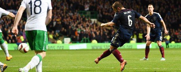 Shaun Maloney scores for Scotland against Republic of Ireland