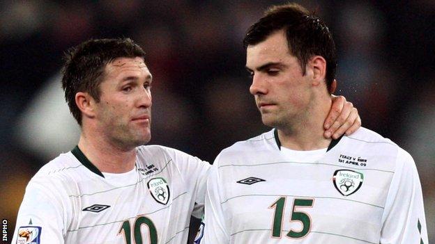 Robbie Keane and Darron Gibson of the Republic of Ireland