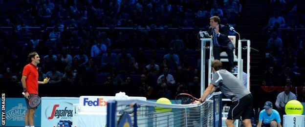 (l-r) Roger Federer, the umpire and Stan Wawrinka