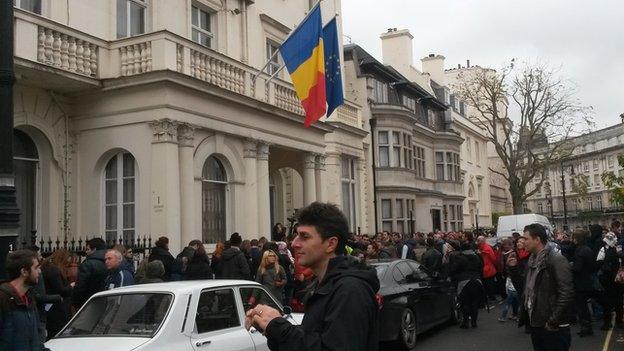 Romanians in London queue up to vote outside the Romanian Cultural Institute, 16 Nov 2014