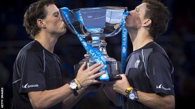 Bob and Mike Bryan with doubles trophy