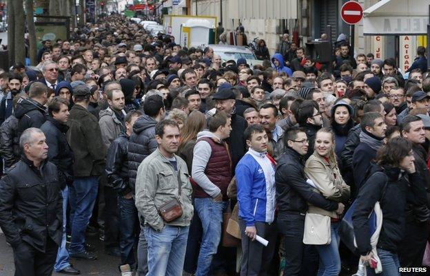 Thousands of Romanians in Paris (17 Nov)