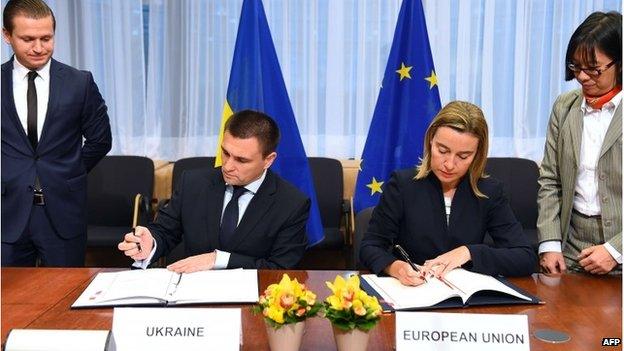 EU foreign policy chief Federica Mogherini (R) and Ukraine's Foreign Minister Pavlo Klimkin during a signing ceremony ahead a European foreign ministers meeting n Brussels, on 17 November.