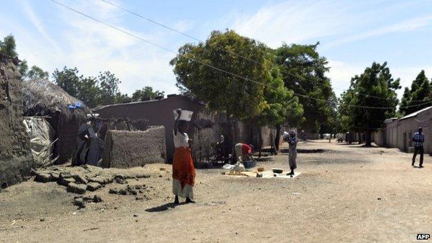 A road in Amchide, northern Cameroon (25 November 2014)