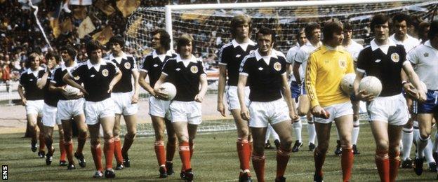 Gordon McQueen walks out with the Scotland team in 1977