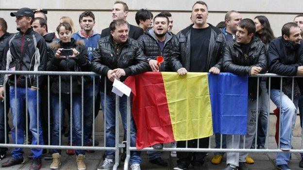 Romanian voters in Paris (16 Nov)