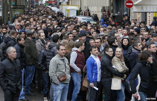 Romanian voters in Paris (16 Nov)