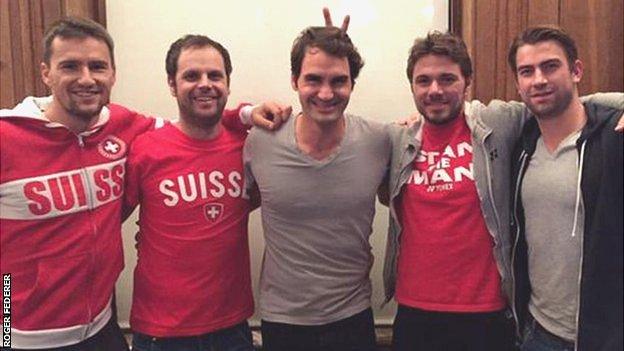 Roger Federer and Stan Wawrinka pose with the rest of the Swiss Davis Cup team