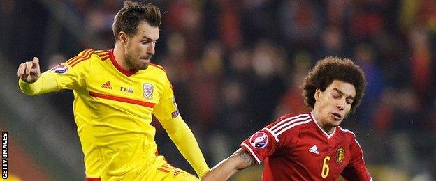 Aaron Ramsey challenges Axel Witsel