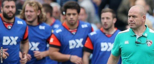 Richard Cockerill (right) trudges off at half-time of his side's 45-0 defeat against Bath