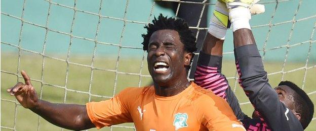 Wilfried Bony challenges Cameroon goalkeeper Joseph Ondoua