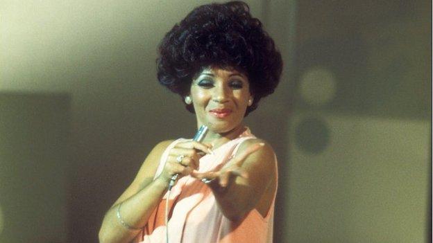 Mae llais Shirley Bassey yn dal i fod mor gryf ac unigryw ag oedd o yn y 70au
