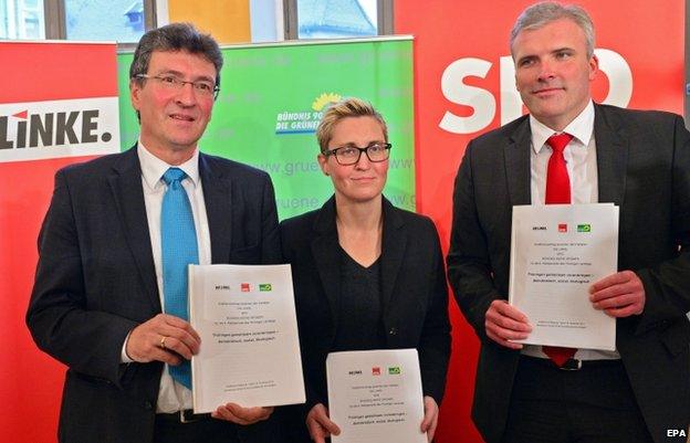 Die Linke's Thuringia chairwoman Susanne Hennig-Wellsow (C), Greens leader Dieter Lauinger (L), and SPD leader Andreas Bausewein present their coalition document in Erfurt (20 Nov)