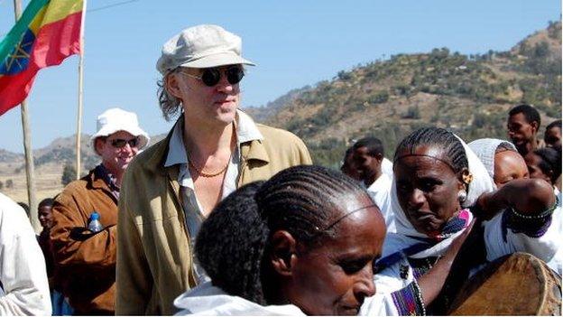 Irish rocker and founder of the Band-aid charity Bob Geldof (C) interacts with local people during a visit to Koram on 25 November 2009