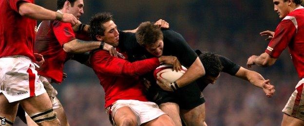 Wales' Gavin Henson tackles New Zealand's Richie McCaw, November 2004