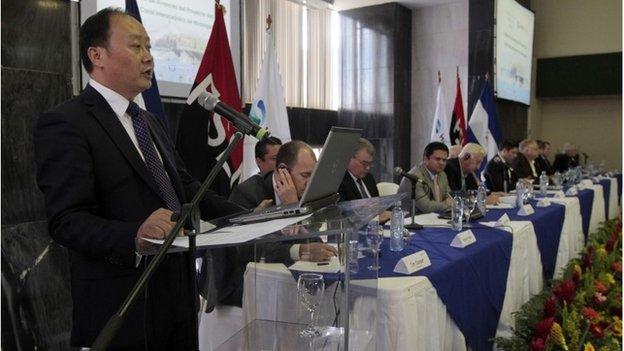 Businessman Zhu Xiaoya speaks during the presentation of the feasibility studies. Managua, 20/11/2014