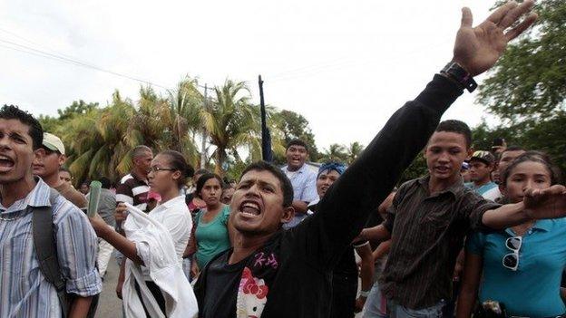 Residents in San Jorge protest against the contruction of the canal. 04/10/2014