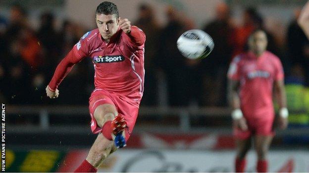 Steve Shingler kicks for goal