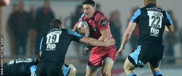 Rhys Priestland in action against Glasgow