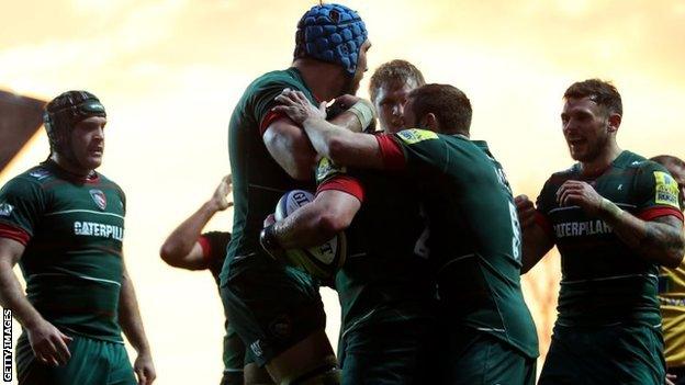 Leicester Tigers celebrate a try by Harry Thacker