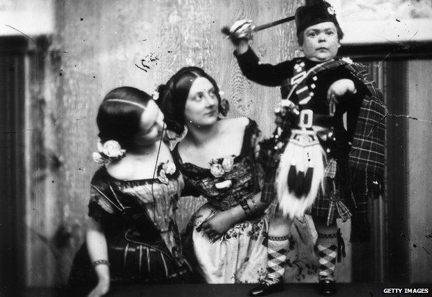 Tom Thumb with two women