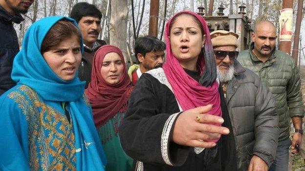 Hina Bhat (C), a candidate for Bharatiya Janata Party (BJP) during her door to door campaign for upcoming assembly election, on the outskirts of Srinagar, the summer capital of Indian Kashmir, 16 November 2014