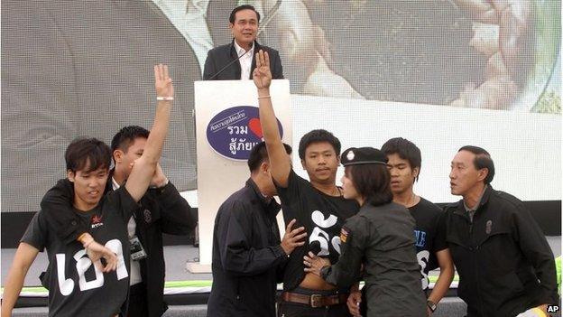 Students flash Hunger Games salute at a speech by Gen Prayuth in Thailand (19 Nov 2014)