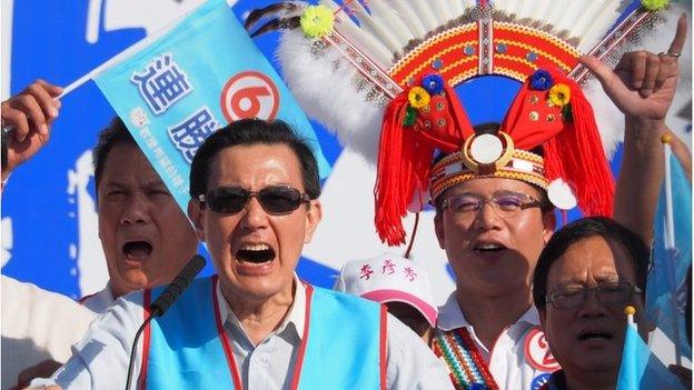 President Ma Ying-jeou (C), in his capacity as chairman of the ruling Chinese Nationalist Party (KMT) (22 Nov 2014)