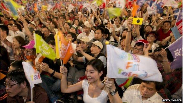 Supporters of Independent Taipei mayoral candidate Ko Wen-je take part in a carnival parade on (23 Nov 2014)