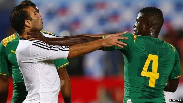 Egypt's Emad Moteab (L) argues with Alfred N'Diaye of Senegal during their African Nations Cup qualifying soccer match in Cairo on 15 November 2014