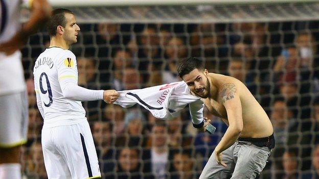 Roberto Soldado confronts a pitch invader