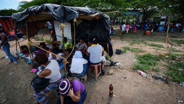 Relatives on inmates outside Uribana prison