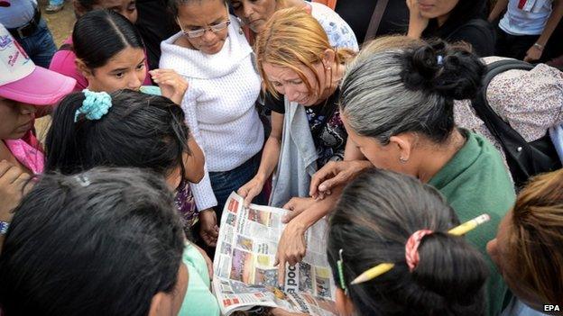 Relatives of inmates outside Uribana prison, 28 Nov 14