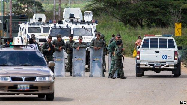 Riot police guards the jail in Lara state