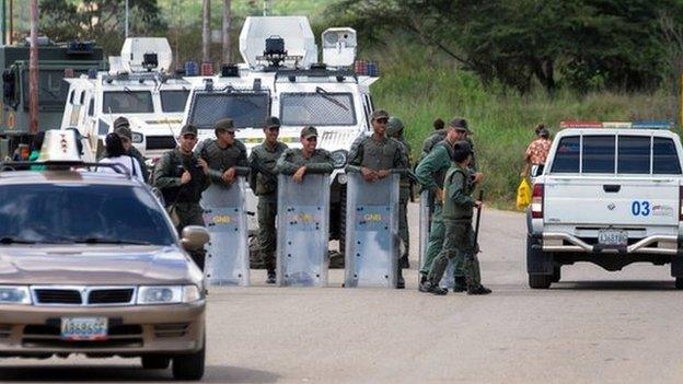 Riot police guards the jail in Lara state