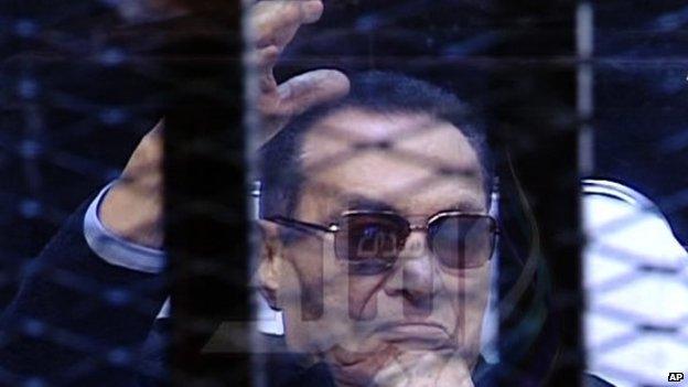 Hosni Mubarak sits in the defendant cage during his trial (29 November 2014)