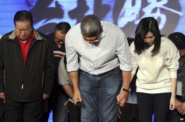 KMT members bow in defeat in Taipei, 29 November