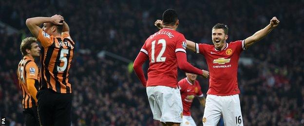 Chris Smalling and Michael Carrick celebrate against Hull