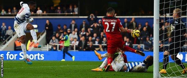 Leroy Fer scores