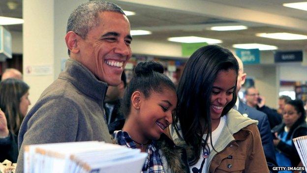 President Barack Obama and daughters Sasha (centre) and Malia (29 November 2014)