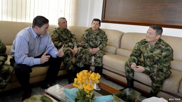 Defence Minister Pinzon (left) talks to Gen Alzate (right)
