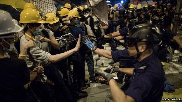 Police and demonstrators in stand-off near government headquarters - 1 December