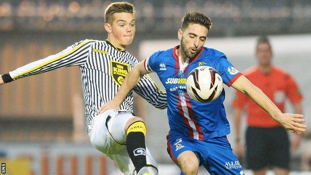 St Mirren's Thomas Reilly (left) challenges Greame Shinnie