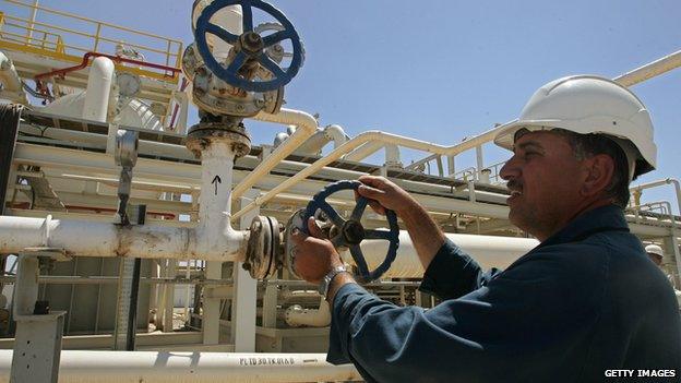 An employee works at the Tawki oil field near the town of Zacho, in Iraq's Dohuk province (31 May 2009)